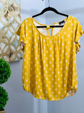 Load image into Gallery viewer, Yellow Tie-Back Flutter Sleeve Pullover(XL)
